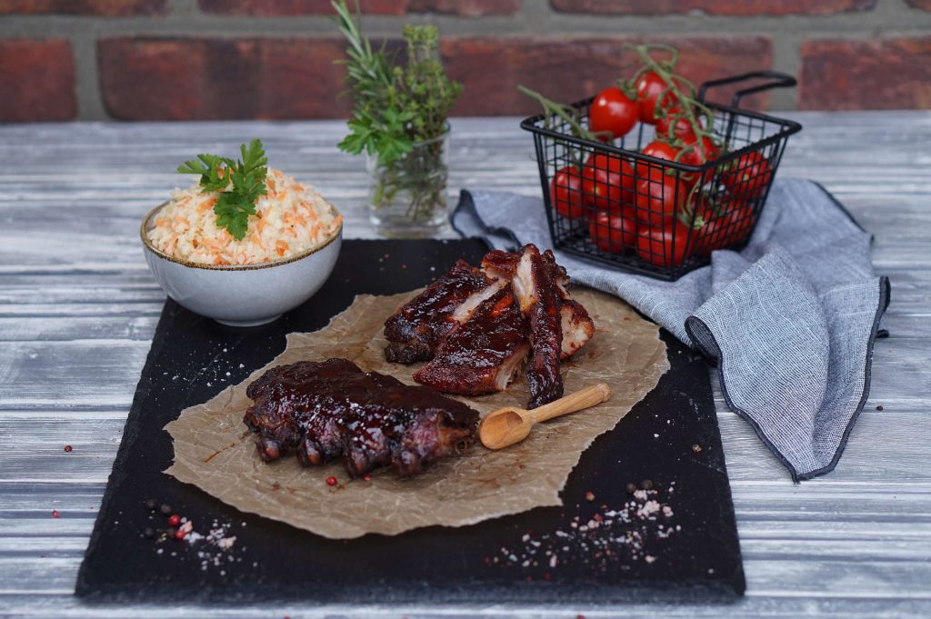 Frisch glasierte Baby Back Ribs mit Cole Slaw Salat