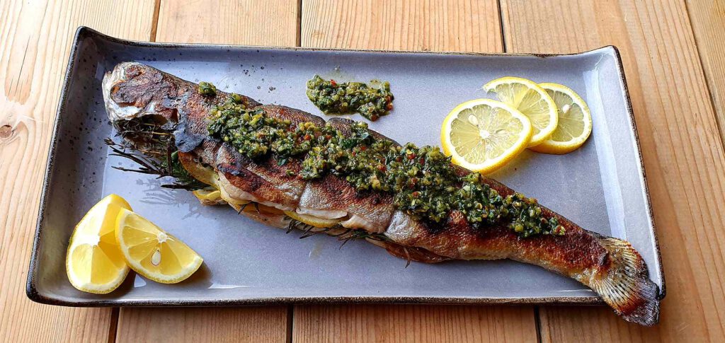 Gegrillte Forelle mit Chimichurri